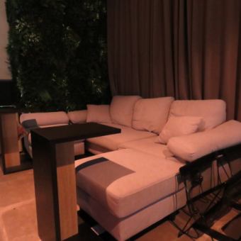 当店は15時から29時まで営業しており、デート後や二次会、三次会、終電後の利用に最適です◎落ち着いたチルな雰囲気の中でシーシャを楽しむことができ、心地よいリラックスしたひとときを提供します。友人や大切な人とともに、特別な時間をお過ごしください。