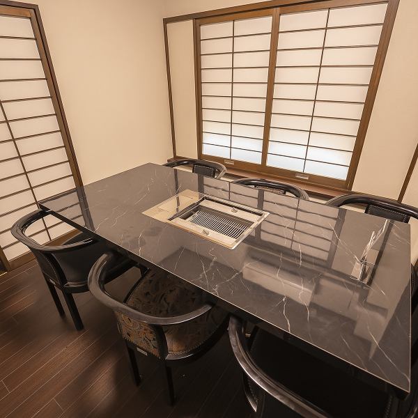 【特別な記念日に】落ち着きのあるモダンな完全個室テーブル席雰囲気の完全個室は、大切な記念日や誕生日、外せない接待に最適です。周りの視線をシャットアウトできるプライベートな空間で、極上の和牛とお酒を心ゆくまでお楽しみいただけます。上質な時間が流れる空間で、心に残るディナータイムを演出いたします。