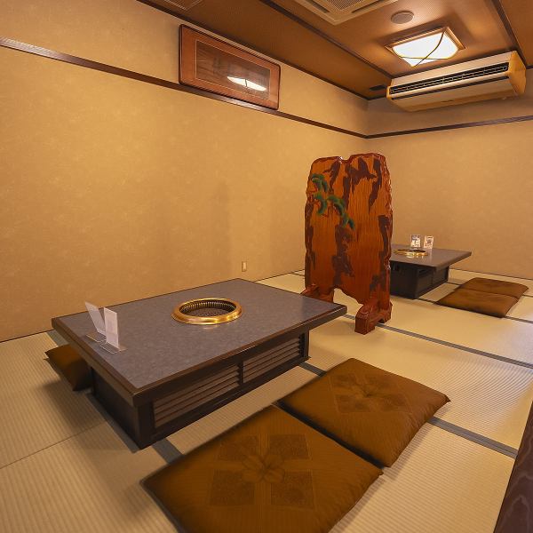 【女子会・宴会に】2階には広々とした座敷席をご用意してあります。6名様用の座敷が2席あり、10名様以上なら貸切のご相談も承ります！リラックスした空間で、賑やかに女子会や宴会を楽しみませんか？京都の夜を彩る、温かみのある照明と雰囲気が自慢のフロアです。