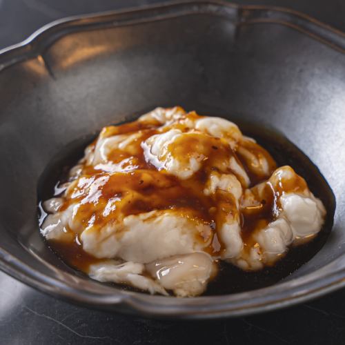 煙を気にせず旨味を凝縮！最新ロースターで焼く【冷水式無煙ロースターのホルモン】（800円）