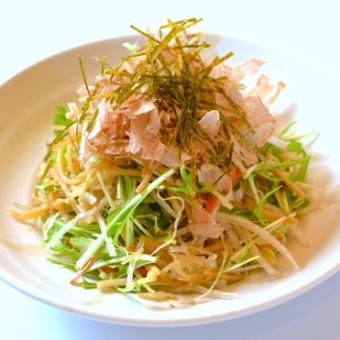 日本蔬菜和炒牛蒡的家常菜沙拉