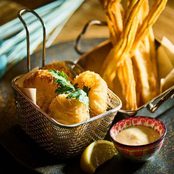 ◆【フィッシュ&チップス】イギリスお馴染みの料理をスペイン風にオリジナルアレンジ！当店看板メニュー！