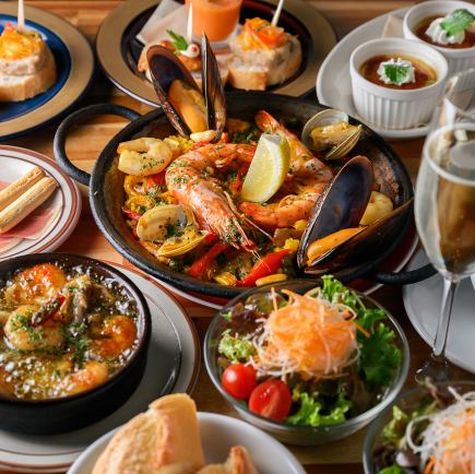 [Saturdays, Sundays, and holidays only available until 2 PM! Lunch Course B] Prosciutto, classic tapas, and your choice of paella! Includes two drinks!