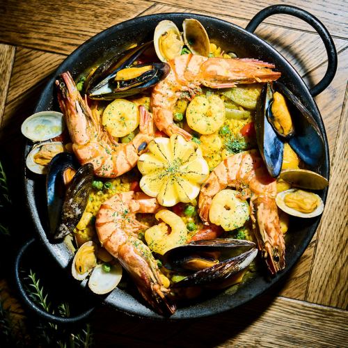 【日比谷的西班牙菜】海鲜饭，以海鲜汤为底，加入贝类和虾，外观精美。