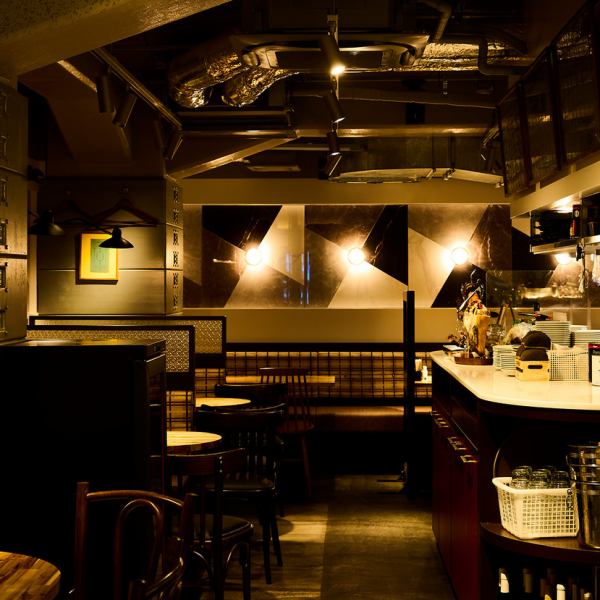 我们的餐厅可供20人及以上的团体包场。如果只使用餐厅内部，餐厅最多可容纳 50 人；如果包括露台座位，最多可容纳 80 人，您可以根据人数和场合打造合适的空间。它为大量人群的聚会提供了便利的环境，例如公司社交聚会、新品发布会和大型饮酒聚会。