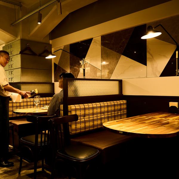 这些桌椅适合各种场合，从小型聚会到大型聚会，从约会和女生之夜到与朋友的饮酒聚会，再到大型晚宴。这些座位也适合在轻松的氛围中享用美食。