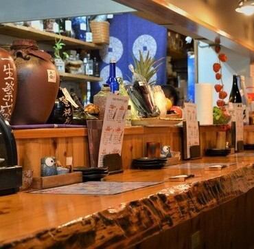 【藤崎駅から徒歩5分】金屑川沿いに佇む隠れ居酒屋。子どもから大人まで気取らず和気あいあいと過ごせるとっておきの居酒屋です。重厚な木製のカウンター席は、店主との会話を楽しみながら和やかに過ごせます。お一人様もお気軽にお立ち寄りください。