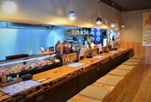 お一人様も気軽に立ち寄れるカウンター席。店主との会話も楽しみながらごゆっくりお食事をお楽しみください。
