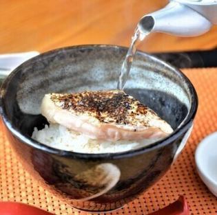 特製出汁入りお茶漬け【燻製鯖】