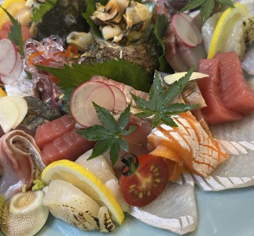 その日一番の新鮮魚介をぎゅっとまとめた鮮魚の刺し盛り