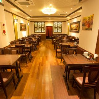 一階席・明るい照明の清潔感のある店内