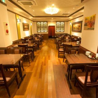 一階席・明るい照明の清潔感のある店内
