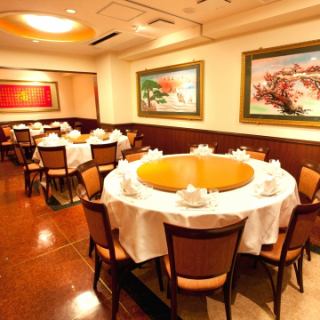 【40～60名様まで入れるワイワイ完全個室】歓迎会・送別会・お祝いの席・同窓会・女子会等大人数で皆様でワイワイ貴重なお時間を過ごせるよう個室を完備しております。中華街の大通りの最寄り駅から徒歩4分と近いので会社の接待でご利用もしやすいですよ。マイクも貸出していますのでご利用ある方は電話にてお尋ね頂ければ