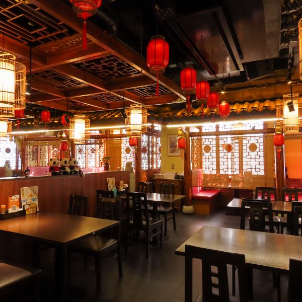 【貸切可能】木を基調とした当店は、清潔感と中国的な雰囲気を感じることができる店内です。お席もカウンター・テーブル席・半個室・完全等様々ご用意しておりますので、幅広いシーンや年齢層の方にお楽しみいただけます。貸切のご利用も可能となっております！【池袋/中華/個室/歓送迎会/宴会/昼飲み/食べ放題/飲み放題】
