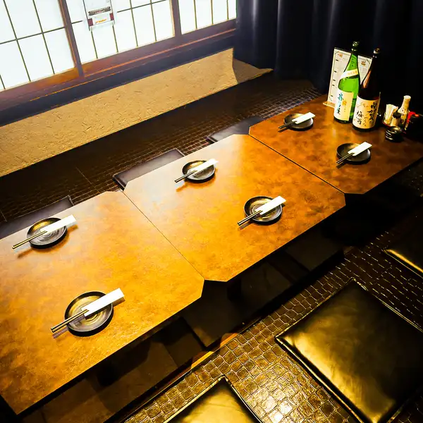 和の趣き溢れる店内は大人の為の落ち着いた雰囲気となっております。2名様～ご利用可能な完全個室席は新潟駅での接待や女子会、合コンなど各種宴会に最適なプライベート個室空間♪お得な宴会コースプランもご用意！
