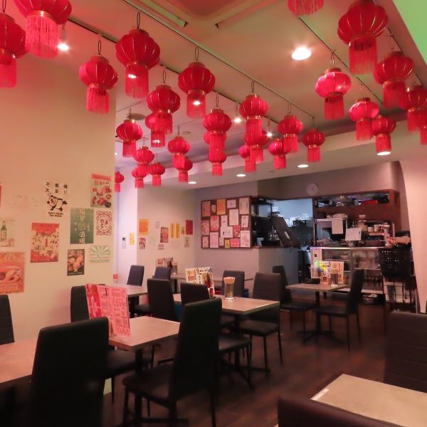 赤い提灯が印象的な店内は、まるで現地の賑わいを感じさせる雰囲気。本格的な中華料理を、リーズナブルにお楽しみいただけます。お仕事帰りの一杯や、ご家族でのお食事、友人とのサク飲みにも最適!