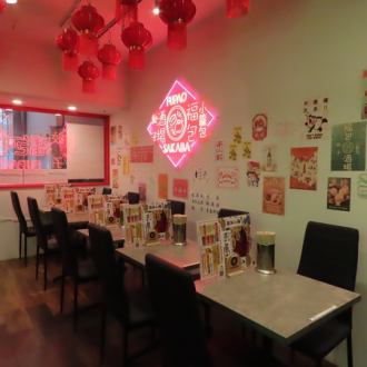 ネオンサインが目印の当店は、ユニークな名物メニューが自慢！カラフルで見た目も可愛い「五色小籠包」は、一口食べれば肉汁が溢れる人気No.1メニューです。さらに、ピリッと刺激的な「火鍋サワー」**は、一度飲んだらクセになる新感覚ドリンク！周りとの差がつくグルメ体験をお探しならぜひ当店へ