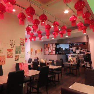 赤い提灯が印象的な店内は、まるで現地の賑わいを感じさせる雰囲気。本格的な中華料理を、リーズナブルにお楽しみいただけます。お仕事帰りの一杯や、ご家族でのお食事、友人とのサク飲みにも最適！