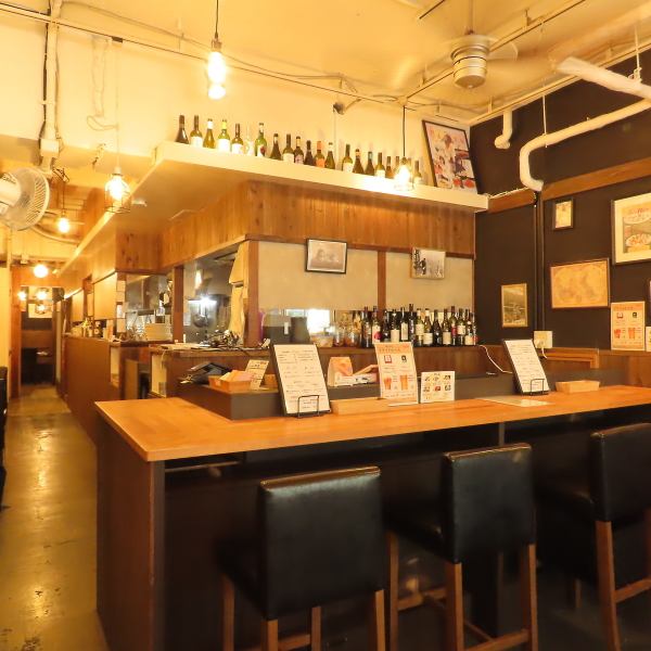 店内手前に設けた4席のカウンター席1人でも気軽に楽しめます。お一人様はもちろん、デートやサク飲みにも◎気軽に立ち寄れる雰囲気で、心地よい一時をお過ごし下さい。