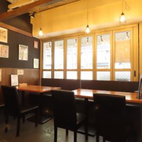 4名掛け×10席ございます。