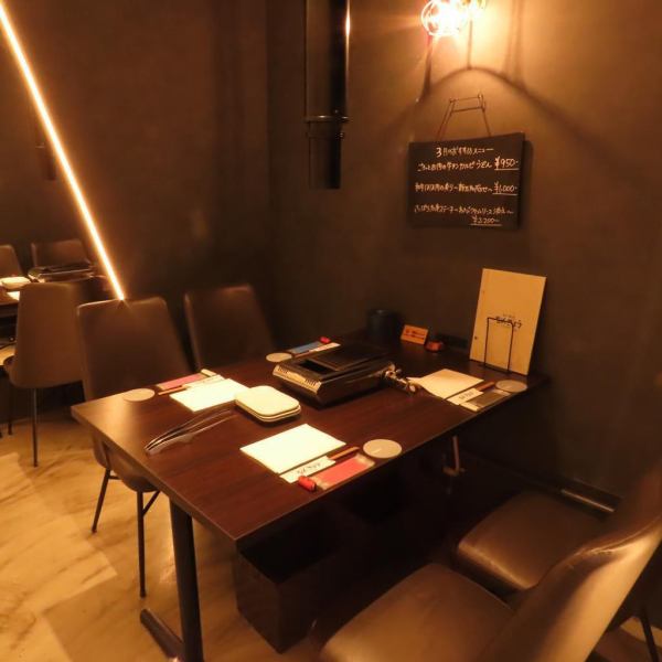 【ゆったりくつろげるテーブル席】店内には2名様用・4名様用のテーブル席をご用意しております。落ち着いたトーンで統一された洗練された空間は、女子会やデート、ご友人とのディナーに最適です。ソムリエ厳選のワインを片手に、A5ランク黒毛和牛の極上焼肉を味わう、優雅な大人のひとときをお過ごしください。