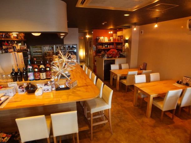 実は当店、元酒屋なんです。酒屋さんを和食ダイニングにリニューアル！酒屋時代の冷蔵ケースはそのままに、たくさんのお酒をご用意しております。酒屋で働いていた経験のあるオーナーが、修行で学んだ和食と合うお酒をご提供できます。
