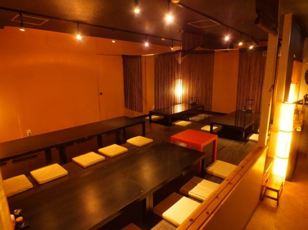 最大40名までご利用可能なシックな宴会席！結婚式2次会、歓送迎会、同窓会の幹事さん、ドリンクの種類が豊富なのでみんなに喜ばれること間違いなしです！！もちろん小宴会・中宴会も大歓迎。疲れた足をゆっくり伸ばしておくつろぎ下さい。