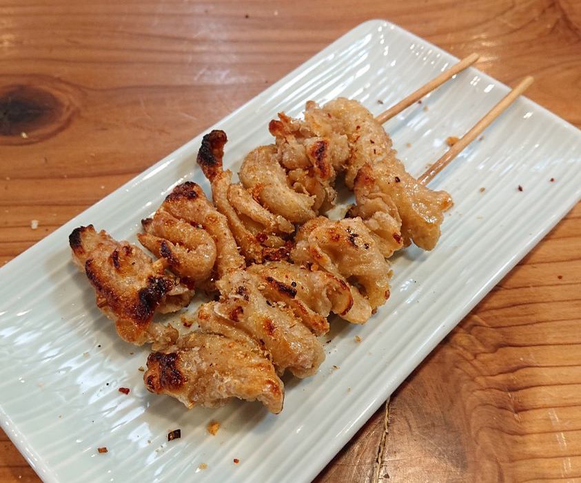 Authentic charcoal-grilled chicken grilled in the store! Over 40 types of skewers ♪