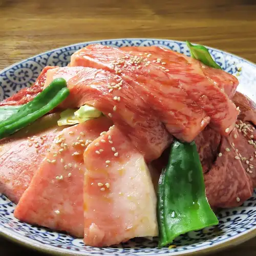 A5和牛使用◎ぶっ込み盛り中セットで贅沢ランチ♪