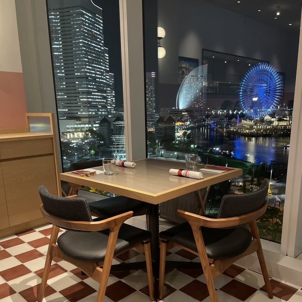 You can enjoy the night view overlooking Minatomirai harbor from the open interior and windows.