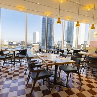 與 JR 櫻木町站北檢票口直接相連,位於 Collete Mare 的 7 樓。義大利餐廳,可欣賞港未來海洋、摩天輪和夜景的壯麗景色。這是一個開放式的空間,你也可以預訂靠窗的座位。一邊欣賞美景,一邊享用手工義大利麵、披薩或烤牛肉。