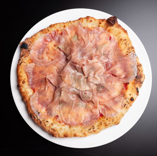 披薩上鋪滿了義大利燻火腿