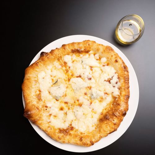 四種口感柔和的起司完美融合,帶來令人愉悅的和諧體驗。