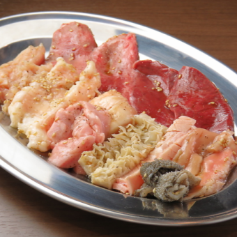 【最適合聚會】10種新鮮荷爾蒙和2種荷爾蒙生魚片共11道菜！5,500日圓（含稅）