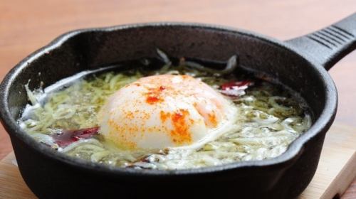 しらすと温玉のアヒージョ