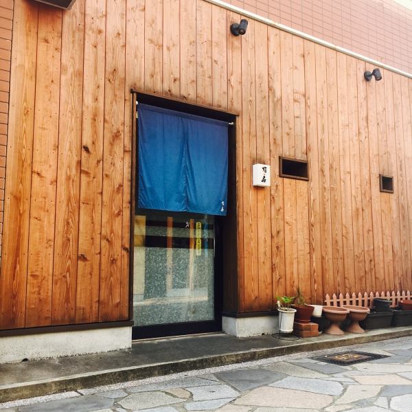 There is a shop in the middle of popular Nagasaki-like atmosphere, just a short walk from the glasses bridge.It is a stylish look like the cottage and full of atmosphere.Please use it in various scenes including friends, colleagues, adult girls' party, company banquet etc.