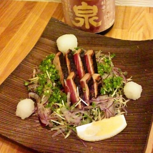 ito鱼tataki和调味的蔬菜