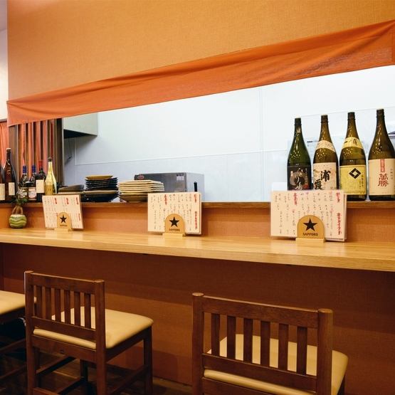 カウンター席のご用意もあります。美味しい日本酒とお食事で今夜は大切な人とのゆっくりしたひと時を過ごしませんか？