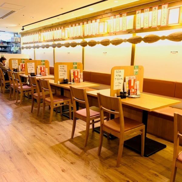 【テーブル席最大22名】★開放感のある店内はテーブルを繋げて最大22名OK！お客様の宴会のご利用ニーズに合わせて2名/4名/6名/8名/10名/12名など様々なパターンにご対応致します！