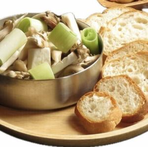 アヒージョ(日替わり野菜のガーリックオイル煮)