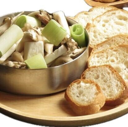 アヒージョ(日替わり野菜のガーリックオイル煮)