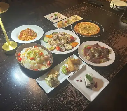 非常适合您的第一轮畅饮！7道菜套餐，外加2小时无限畅饮，仅需6000日元。