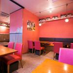 サーモンピンクの壁が印象的な【ITALIAN DINING Grato】店内にはテーブル席のほか掘りごたつ席があり、様々な用途でのご利用に好評◎外観と同じくウッドとサーモンピンクで統一された店内となっております。日々替わるアラカルトのほか、各種コースの充実した内容に定評があり、ちょっとしたパーティ・宴会にオススメです◎
