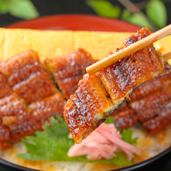 備長炭で丁寧に焼かれた表面はパリッと中はふっくらな鰻を満喫◎