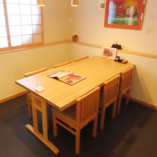 <p>【人気の個室席を完備◎】最大6名様までご着席可能な個室席のご用意もございます。完全個室の為、周りを気にせずにお食事や会話をお楽しみいただけます。ちょっとしたお食事の集まりからお誕生日・記念日なのど大切な日まで、贅沢なひとときを演出します。心地よい空間で、うな豊の味をたっぷりとお楽しみください！</p>