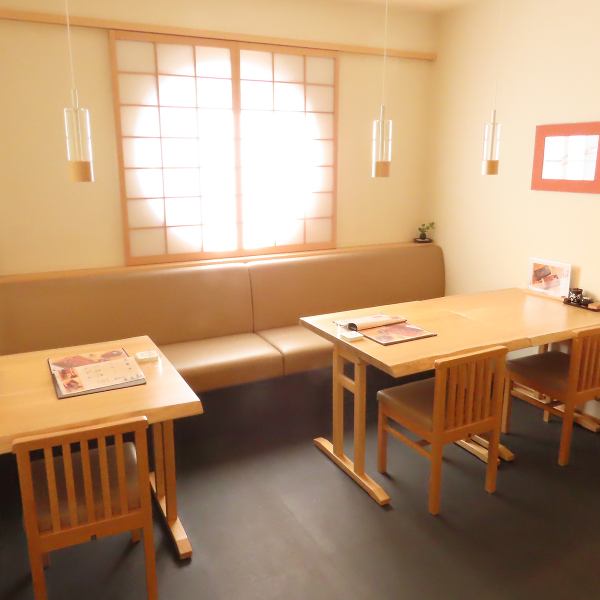 【清潔感のある店内】温かみのある落ち着いた雰囲気が広がる、木目調のインテリアを基調とした明るく清潔感のある店内。当店では厳選された新鮮な国産うなぎを使用しており、備長炭で一気に焼き上げた一品はまさに絶品！こだわりのうなぎ料理の数々と共に、自分だけの特別なお食事時間をごゆるりとお過ごしください。