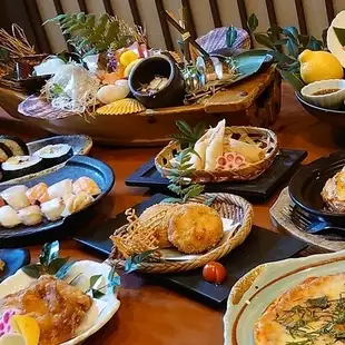 僅限 11 月（週一至週四）提供的「聚會」自助餐和飲料套餐，價格為 4000 日元（含稅）。