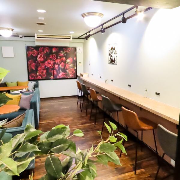 店内は季節やイベントに合わせて雰囲気を少しずつ変えており、いつ来ても新しい心地よさを感じられます♪奥行きを大切にしたレイアウトにこだわり、ソファーの高さをあえて揃えてゆったりとした広がりを演出。友人同士でもおひとり様でも、気軽にくつろげる空間に仕上げました◎