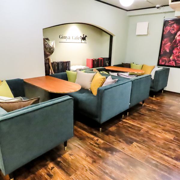 少人数利用にも最適なぎんやcafeでは、グリーンで統一されたソファ席が並び、ふんわりとした座り心地で特に女性に人気を集めています★おひとり様でもゆったりと過ごせる席配置と、静かな住宅街の立地がプライベート感を高めます◎本や花など細部にもこだわったインテリアで、落ち着いた時間を過ごせます♪