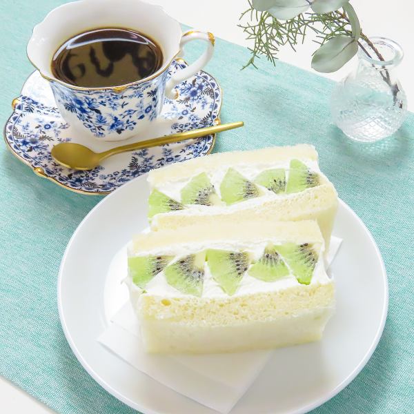 こだわりホイップとキウイの相性抜群!!贅沢感あふれるたっぷりキウイサンド★